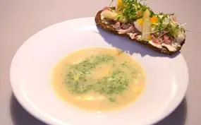 Romige aspergesoep met desemtoast