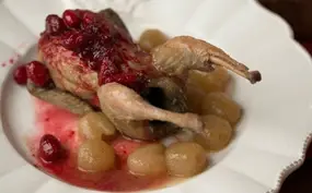 Kwartels gestoofd in druivensap met cranberrysaus