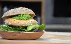 Zalmburgers met spinaziepesto en avocado