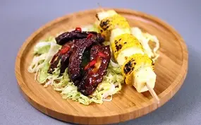 Sweet & spicy cowboy ribs met ananas-maïsspies