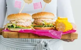 Roberta's roze burgers (zalmburgers met maïs)