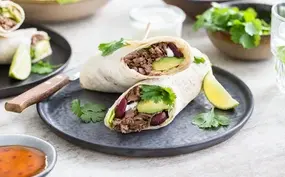 Pulled beef wraps met avocado, koriander en zure room  