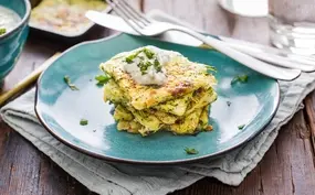 Courgettekoekjes met muntyoghurt