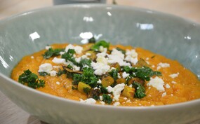 Zoete aardappel en rode linzensoep met feta