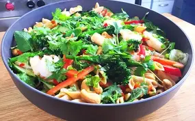 Oosterse pastasalade met garnalen