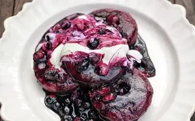 Ontbijtdonuts met honing, blauwe bessen en yoghurt