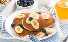 Gember-kokospannenkoeken met banaan en blauwe bessen 