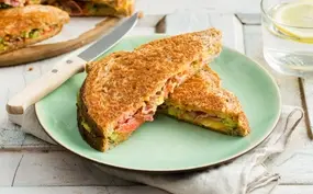 Pantosti met bacon, avocado, tomaat en graskaas