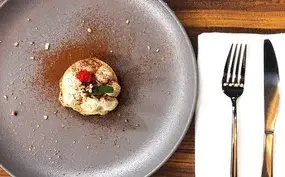 Millefoglie van filodeeg, chocolade, tiramisucrème en framboos
