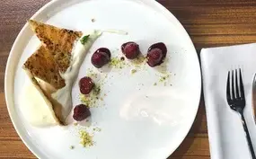 Millefoglie met vanillecrème, karamel, pistache & frambozen