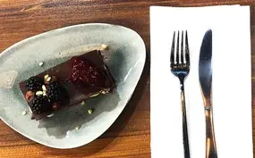 Millefoglie met bramen, chocolademousse, sorbet & koffiekrokantje