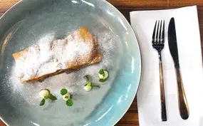 Millefoglie van gefrituurd pastadeeg, mascarpone & bloedsinaasappel 
