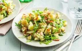 Aardappelsalade met rucola en katenspek