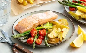 Zalm met geroosterde aardappels en groenten uit de oven