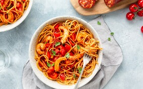 Spaghetti met chorizo en garnalen