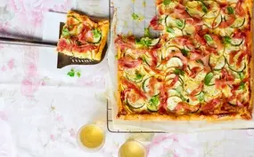 kruidentaart met courgette en serranoham