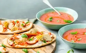 Makkelijke pizza met gerookte kip en gazpacho