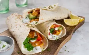 Maaltijd-wraps met kip, avocado en yoghurt-knoflooksaus