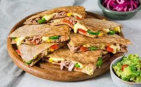 tuna melt quesedilla's met guacemole 