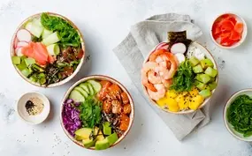 poké bowl met krokante kip