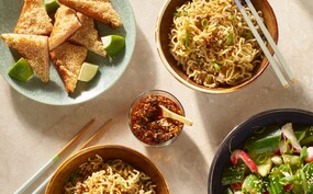 Dandan noedels, shrimp toast en Aziatische komkommersalade