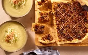 Provençaalse uientaart met aardappelpreisoep