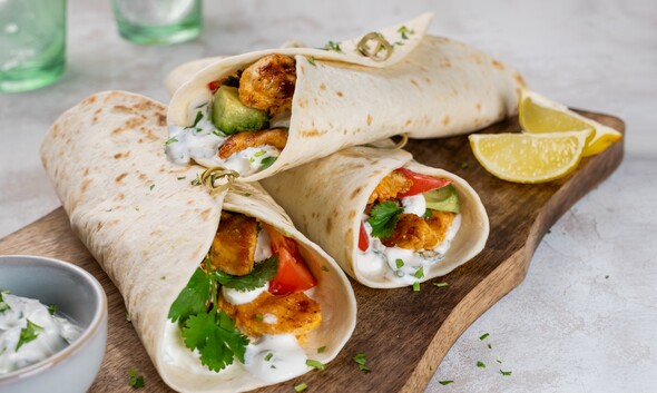 Maaltijd-wraps met kip, avocado en yoghurt-knoflooksaus