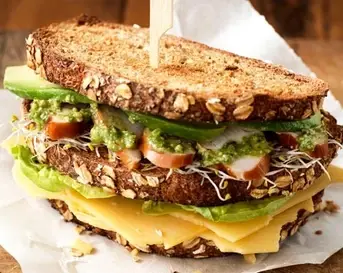 Supersandwich met oude kaas en kip
