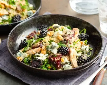 Maaltijdsalade met bramen, bietjes en blauwe kaas