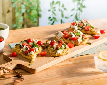 Focaccia met buffelmozzarella, tomaatjes en basilicumolie