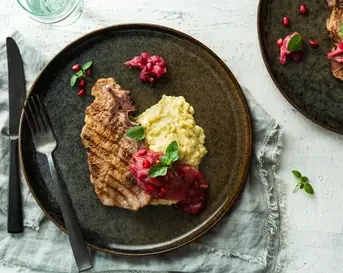 Karbonade met zoetzure rabarberchutney & pastinaakpuree