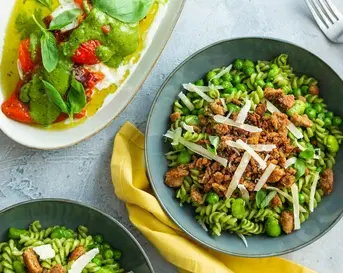 Pasta met kruidenpesto en antipasti 