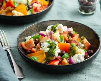 Panzanella met basilicumolie en burrata