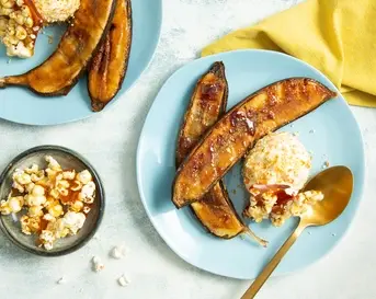 Bbq-banaan met vanille-ijs en popcornbrittle