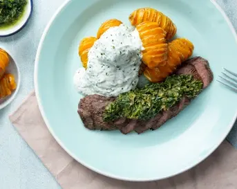  BBQ-ossenhaas met salsa verde en loaded hasselback-aardappelen