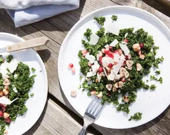 Rauwe boerenkoolsalade met granaatappel en hazelnoot