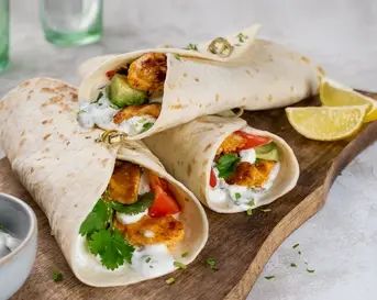 Maaltijd-wraps met kip, avocado en yoghurt-knoflooksaus