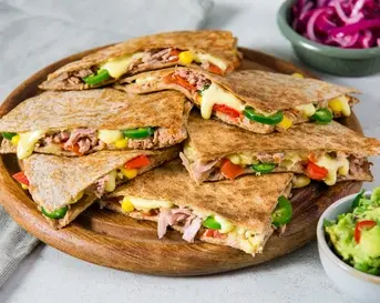 tuna melt quesedilla's met guacemole 