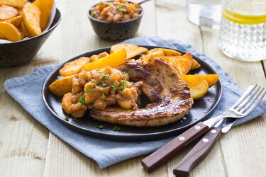Speklapjes met gebakken aardappeltjes en appelcompote
