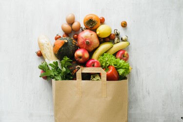 papieren zak met fruit