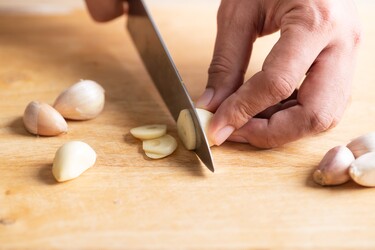 knoflookgeur handen