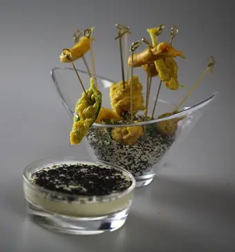 Tasty tempura met sesamsaus