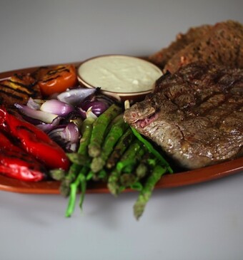 Côte de boeufs met gegrilde groente en amandelaïoli