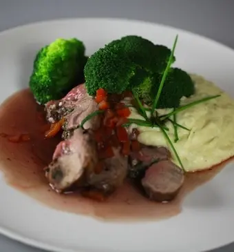 Lamsbout met paprikajus en knoflookpuree