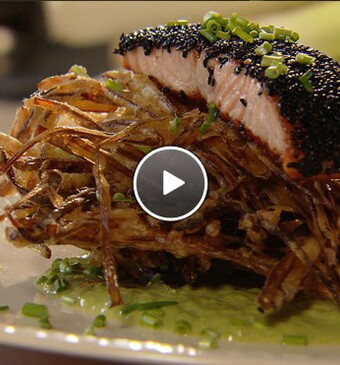 Prei nestje met gebakken zalm en een crème van prei