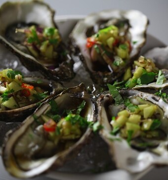 Thaise oesters met pikante komkommersalsa