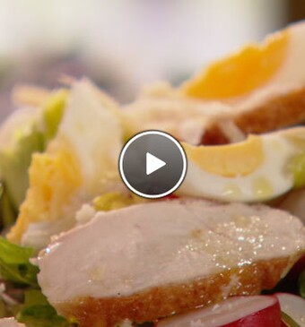 Salade van polderhoen met radijs, scharrel ei en gepofde knoflook