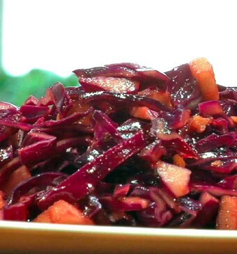 Roergebakken rode kool met gember en appel