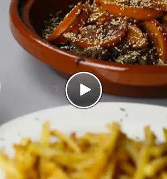 Lamstajine met komijnfriet en Marokkaanse salade