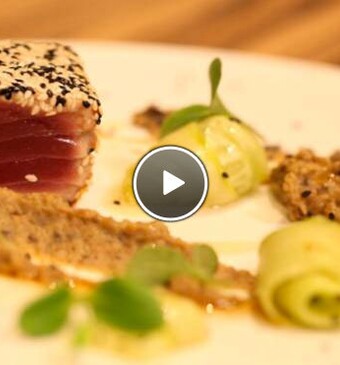 Tataki met tonijn met Oosterse auberginekaviaar en zoetzure komkommer